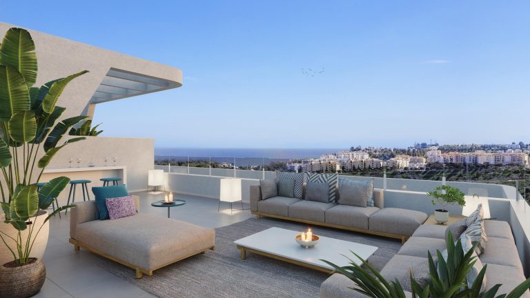 Fullt inngjerdet boligkompleks bestående av 6 bygninger, med totalt 108 leiligheter og toppleiligheter med 2 og 3 soverom, halvparten av dem med utsikt over golfbanen og Mijas-fjellkjeden, og den andr