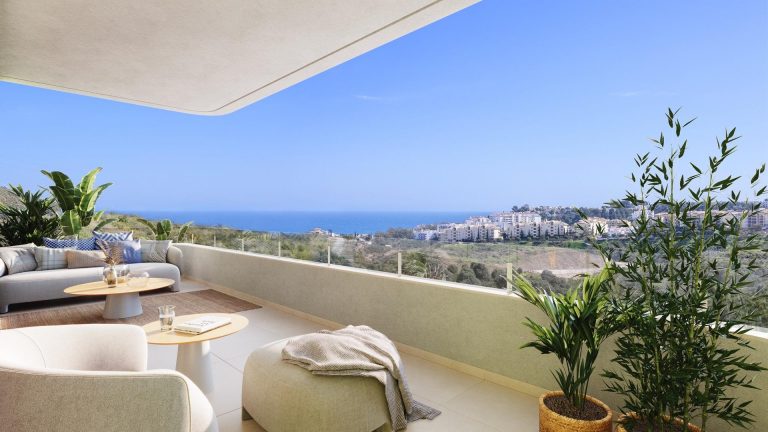 Fullt inngjerdet boligkompleks bestående av 6 bygninger, med totalt 108 leiligheter og toppleiligheter med 2 og 3 soverom, halvparten av dem med utsikt over golfbanen og Mijas-fjellkjeden, og den andr