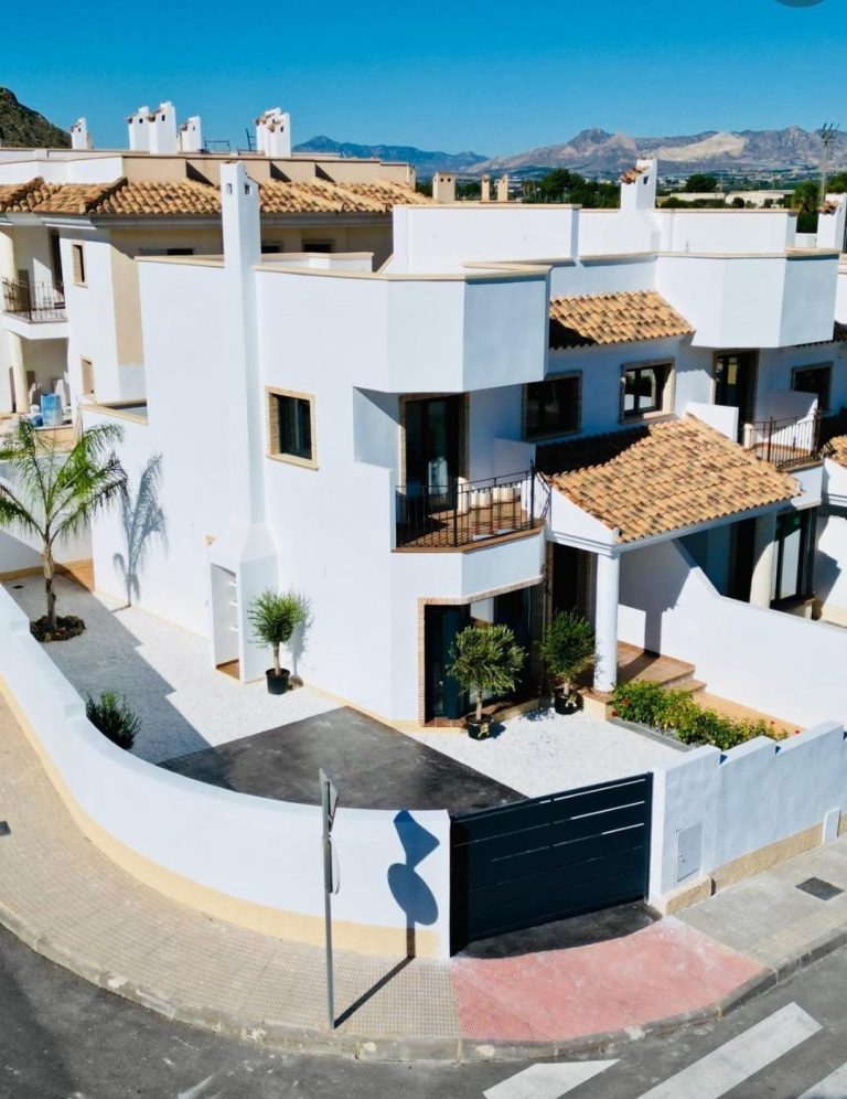 Nowe bungalowy i kamienice w Cox, Alicante