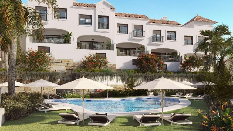 Nowoczesne domy w stylu śródziemnomorskim z widokiem na morze i pole golfowe w Esteponie na Costa del Sol