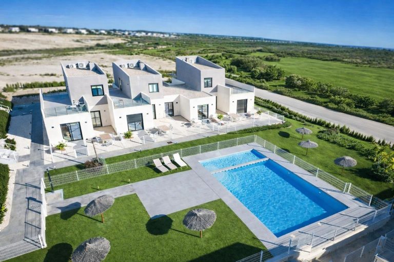 Nowe, gotowe do zamieszkania kamienice i wille bliźniacze w Altaona Golf Resort w Murcji