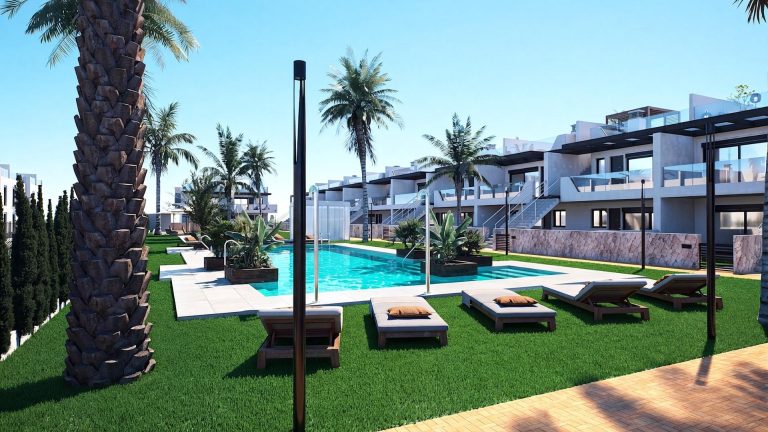 Nowe bungalowy z ogrodem lub solarium w pobliżu plaży w Pilar de la Horadada