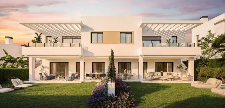Nowe domy bliźniacze w dzielnicy Estepona Golf, w pobliżu plaży i pola golfowego