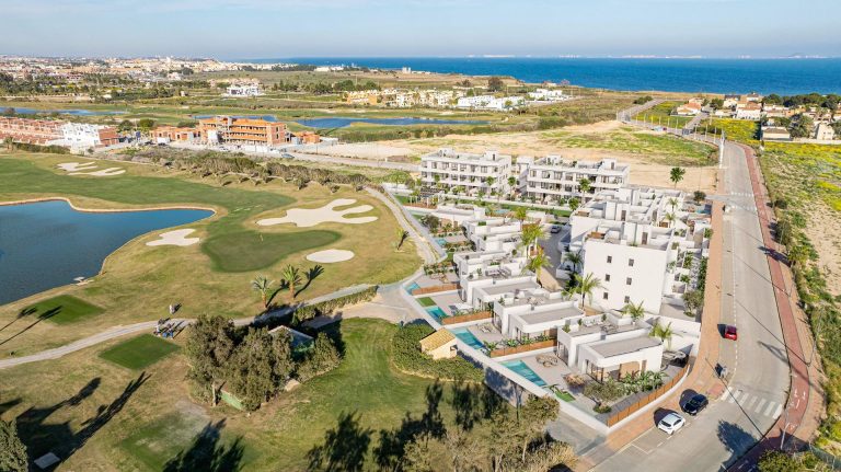 Nowy kompleks mieszkaniowy w pobliżu pola golfowego Serena i Mar Menor w Los Alcazares