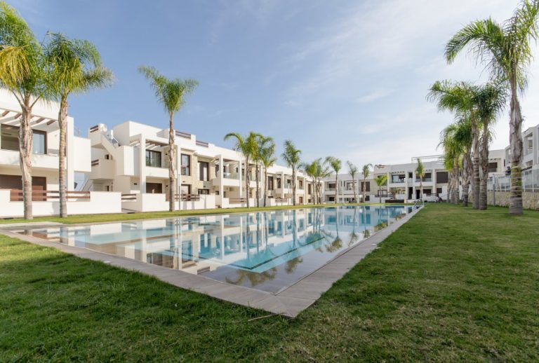 NOWY BUDYNEK MIESZKALNY Z APARTAMENTAMI TYPU BUNGALOW W LOS BALCONES, TORREVIEJA