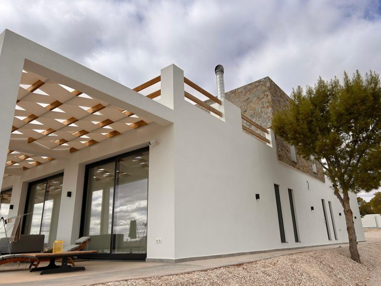 Nowo wybudowane, projektowane na zamówienie wille w Pinoso (Alicante): przestronne domy w otoczeniu przyrody